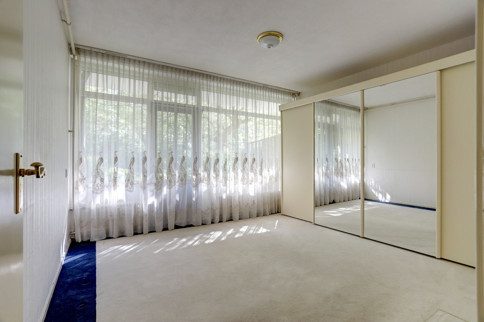 Bijna 100 m² gelijkvloers woonplezier op de begane grond met terras van ca. 36 m².  Deze 3- (voorheen 5) kamerwoning is gelegen op eigen grond! 