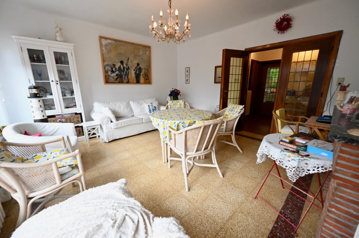 ONGEMEUBELD - Gelijkvloers-appartement met tuin op wandelafstand van de Lippenslaan. 