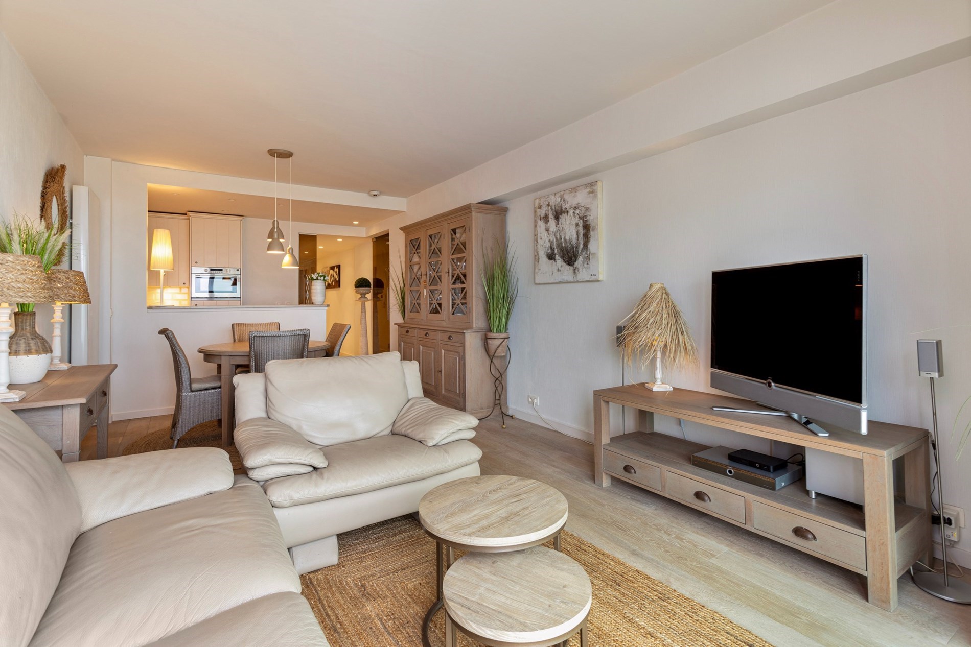 Appartement confortable d'une chambre avec vue frontale sur la mer, situé près de la place Rubens. 