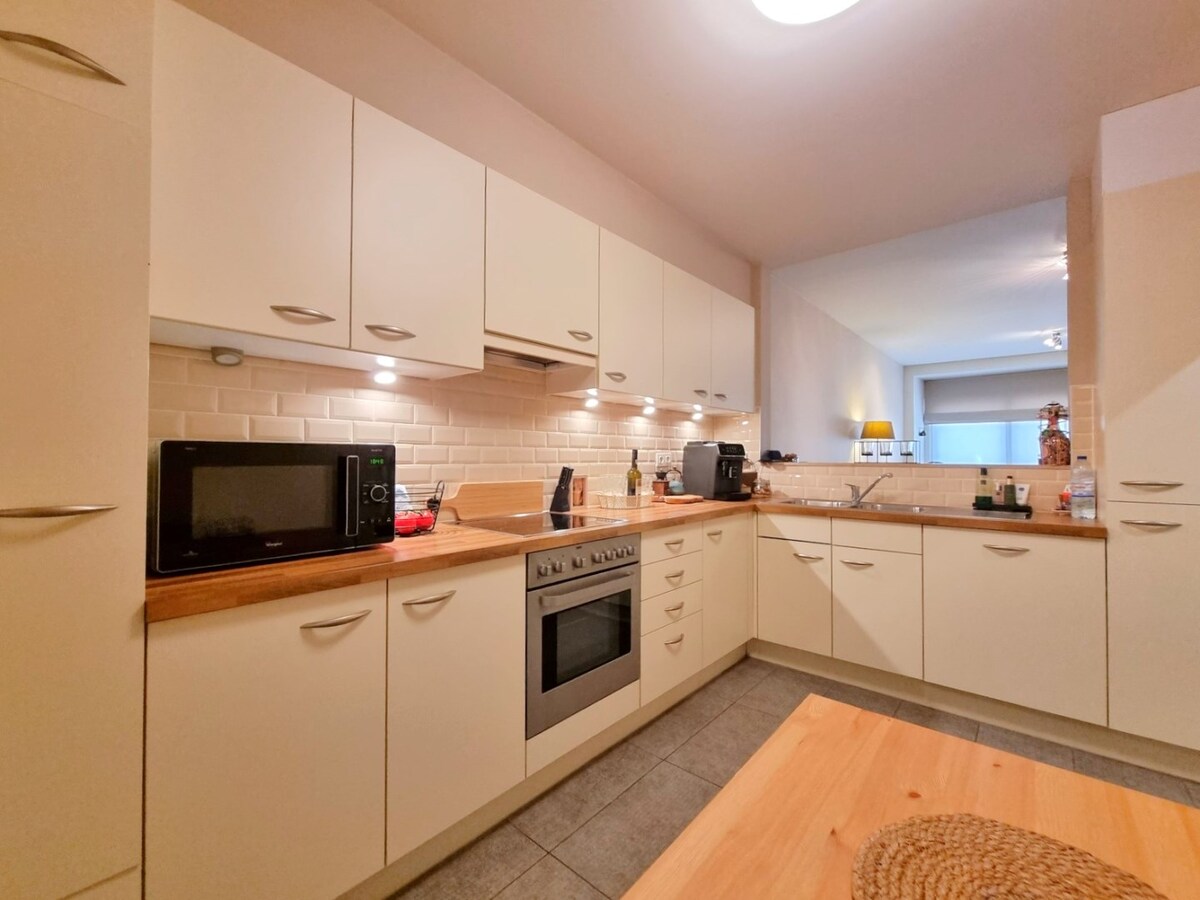 Centraal gelegen gelijkvloers appartement met twee slaapkamers en stadskoer 