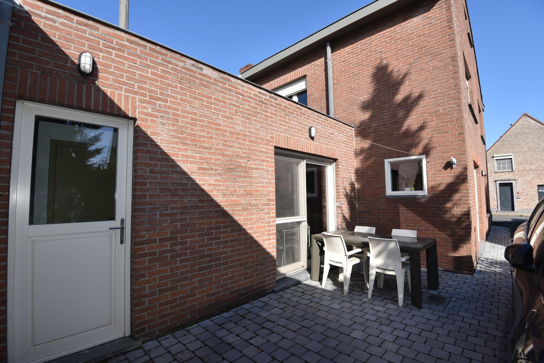 Gerenoveerde woning met 3 slpks, voortuin, terras en garage te Maldegem 