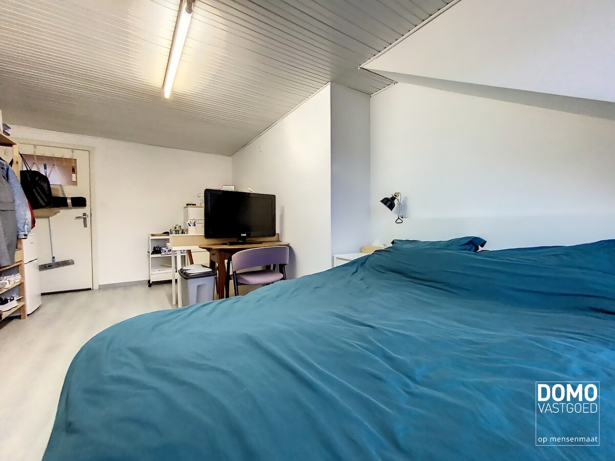 RUIM APPARTEMENT MET 4 SLAAPKAMERS EN GARAGEBOX TE RUNKST 