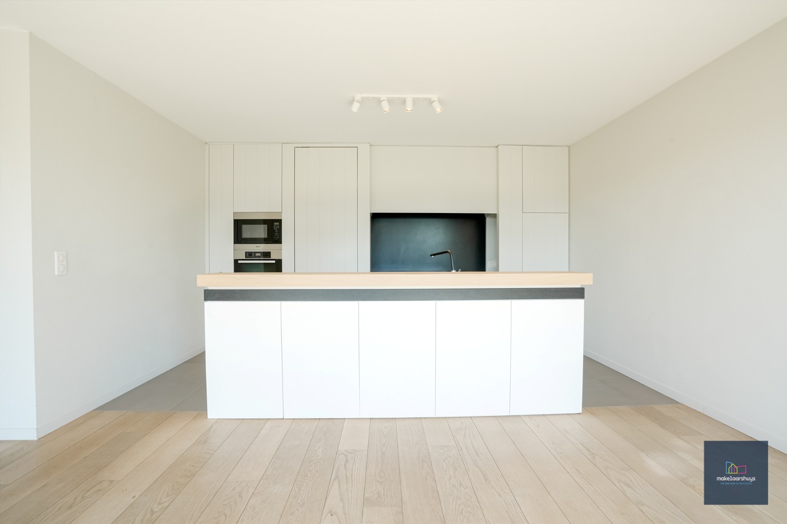 Ruim dakapp. met 2-slp. terras, kelder en garage 