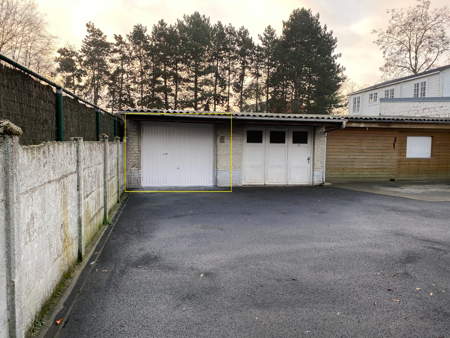 Verrassend ruime en gerenoveerde stadswoning met garage en uitweg! 
