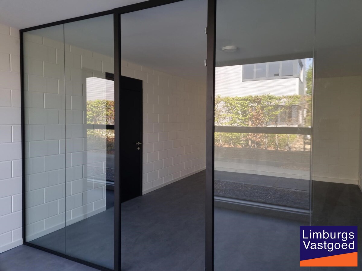 Terbeschikkingstelling van infrastructuur in vernieuwde kantoren met parking, v.a. 21 m², Genk-Noord 