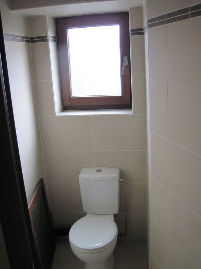 Ruim, lichtrijk appartement op de 1° verdieping. GEEN VASTE KOSTEN !! 