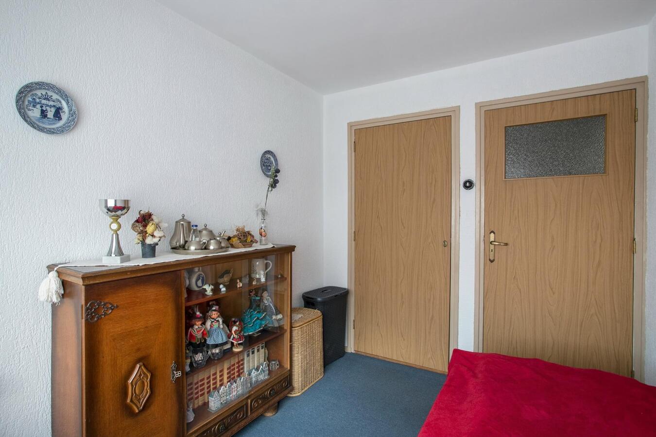 Nette 2-kapper met 4 slaapkamers en privacy biedende tuin gelegen op 346 m² ondergrond. 