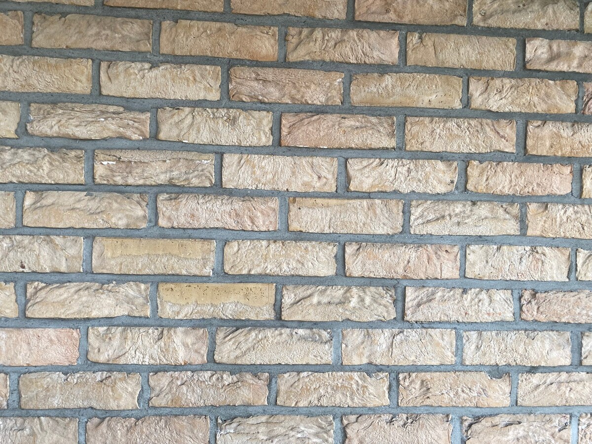 Woning met 3 (4) kamers, terras, tuintje, garage. 