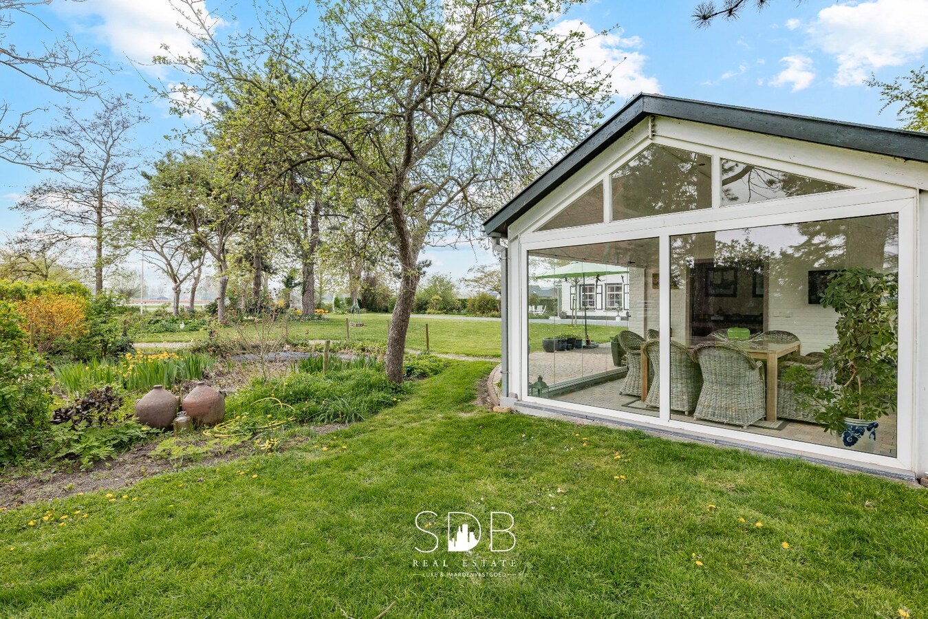 Landelijke woning met authentiek gastenhuis, stalgebouw, graslanden en buitenpiste op 20.285m² 