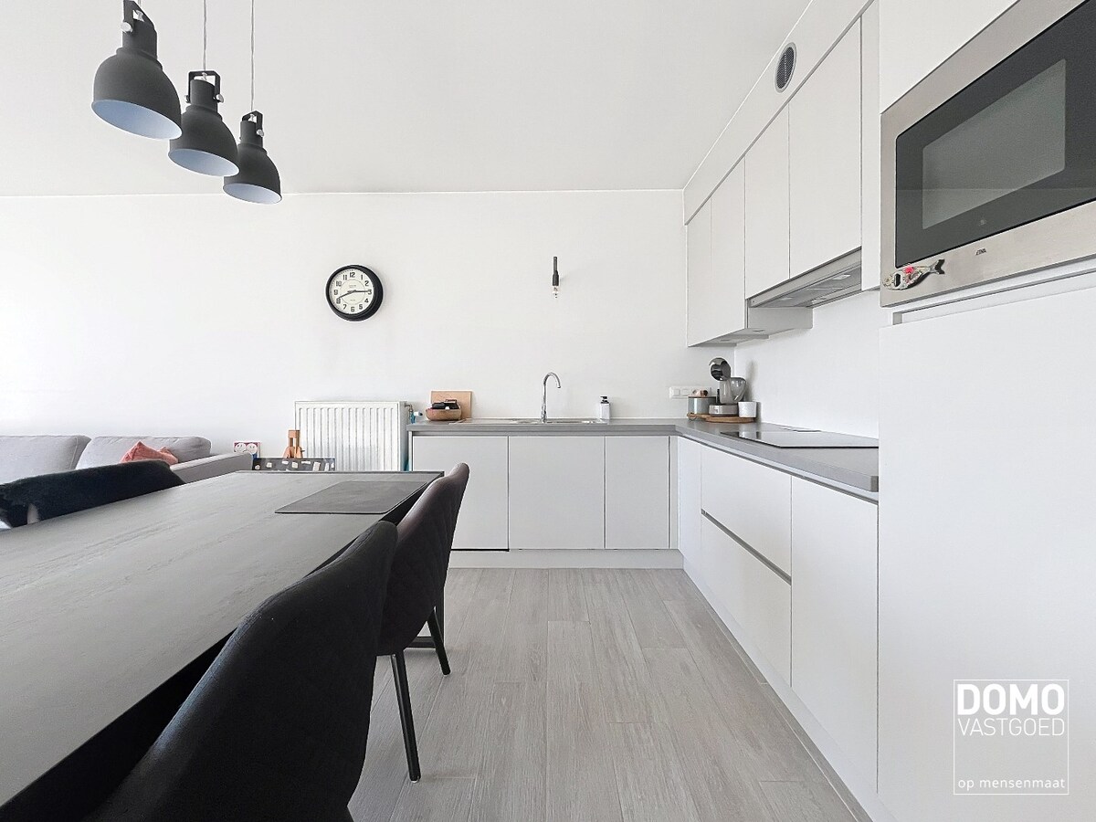 INSTAPKLAAR TWEE SLAAPKAMER APPARTEMENT MET TERRAS RUSTIG GELEGEN TE BOEKT (HEUSDEN-ZOLDER) 