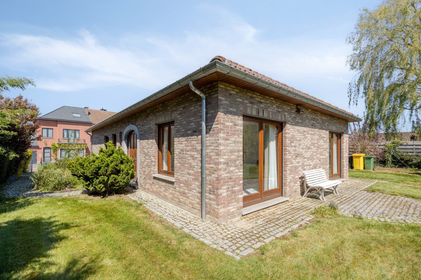 Instapklare bungalow met zuidtuin, garage en rust in Outgaarden 