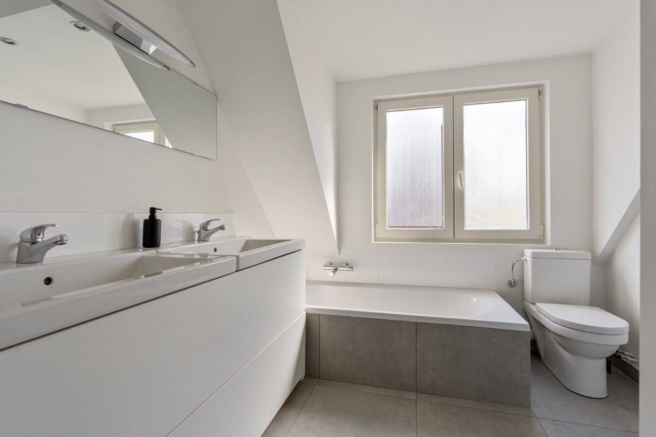 Gezellige, instapklare stadswoning in het centrum van Maaseik grenzend aan de groene wal! 