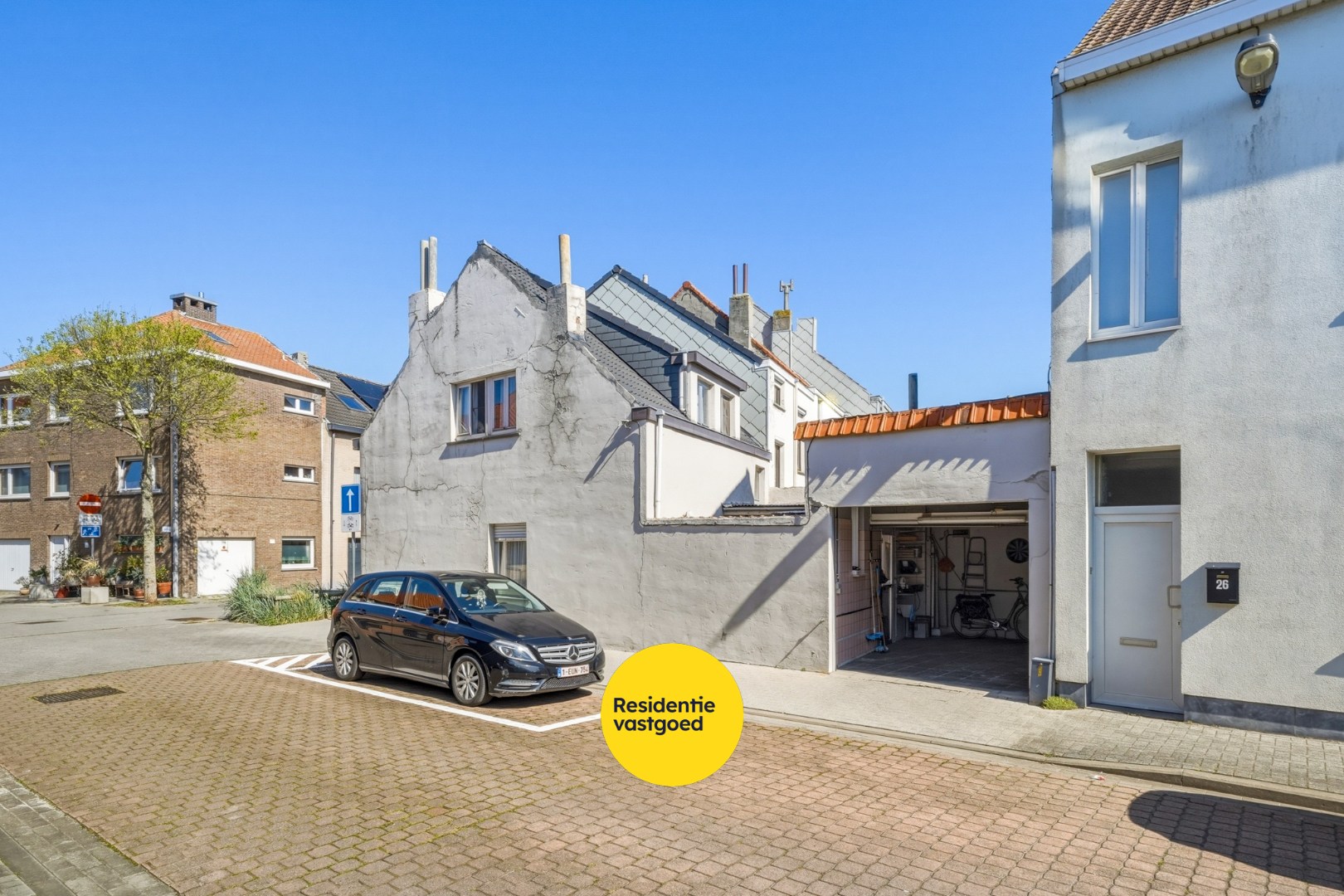 Op te frissen hoekwoning met garage in Bredene 