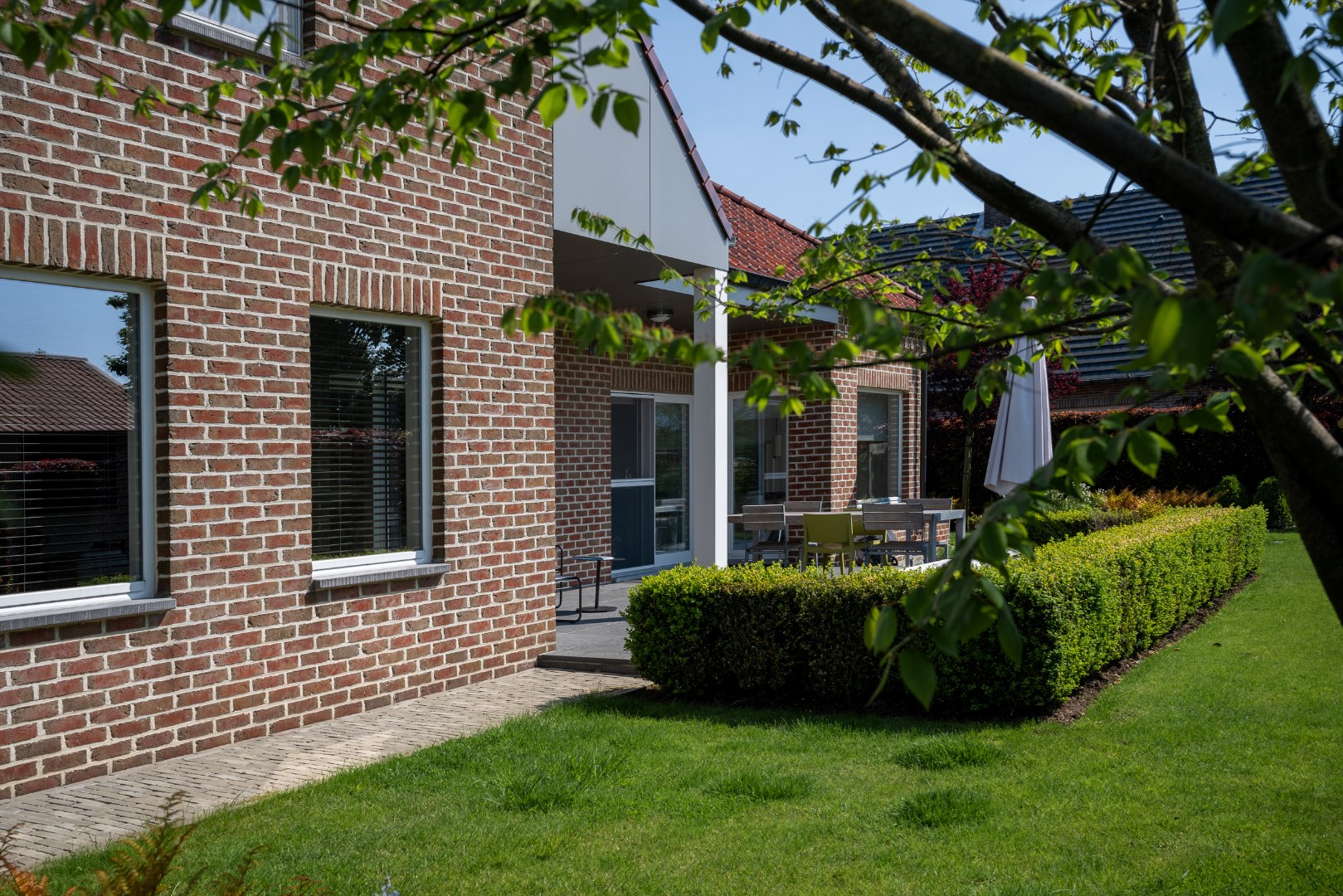 U kan de tuin en het terras bereiken via het schuifraam in de leefruimtes en keuken 