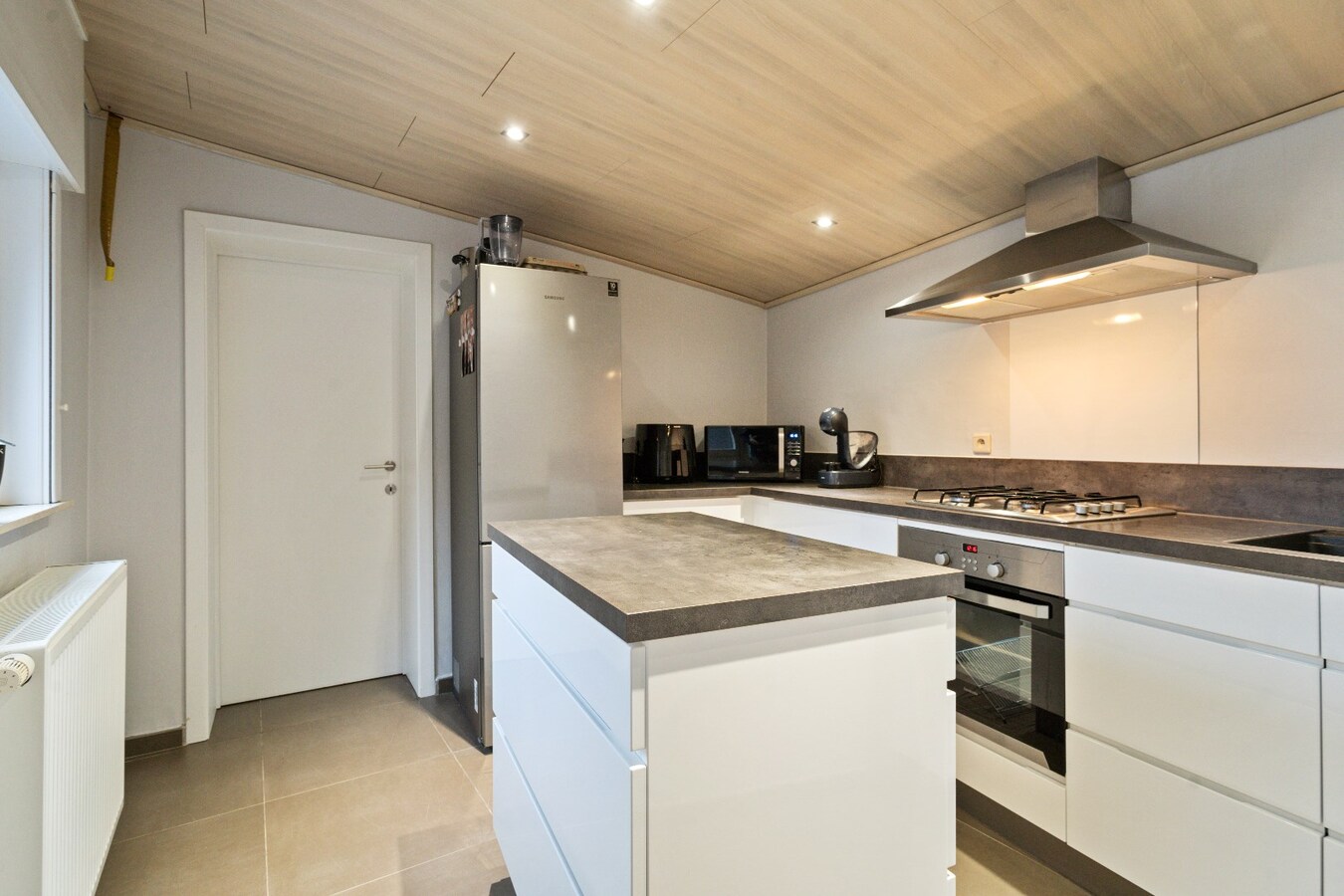 Tot in de puntjes afgewerkte, vrijstaande woning met garage 