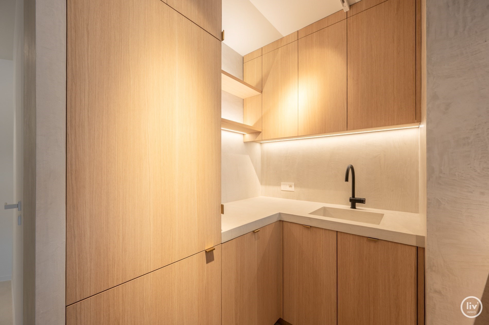 Superbe appartement en duplex magnifiquement rénové avec une spacieuse terrasse orientée vers l'ouest, situé sur la Lippenslaan à Knokke. 