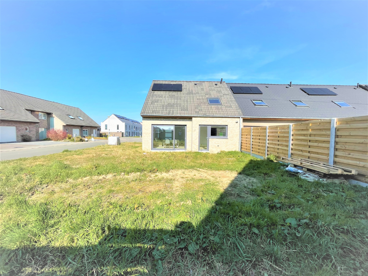 VERKOCHT Nieuwbouwwoning met 3 slaapkamers en garage op 370m² 