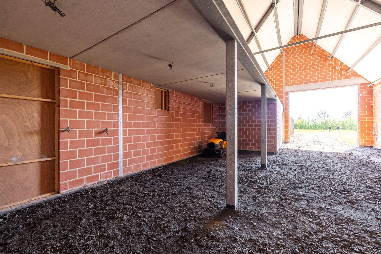 Landelijk gelegen ruwbouwhoeve met bijgebouwen op uitzonderlijk perceel van ca. 9.331 m² 