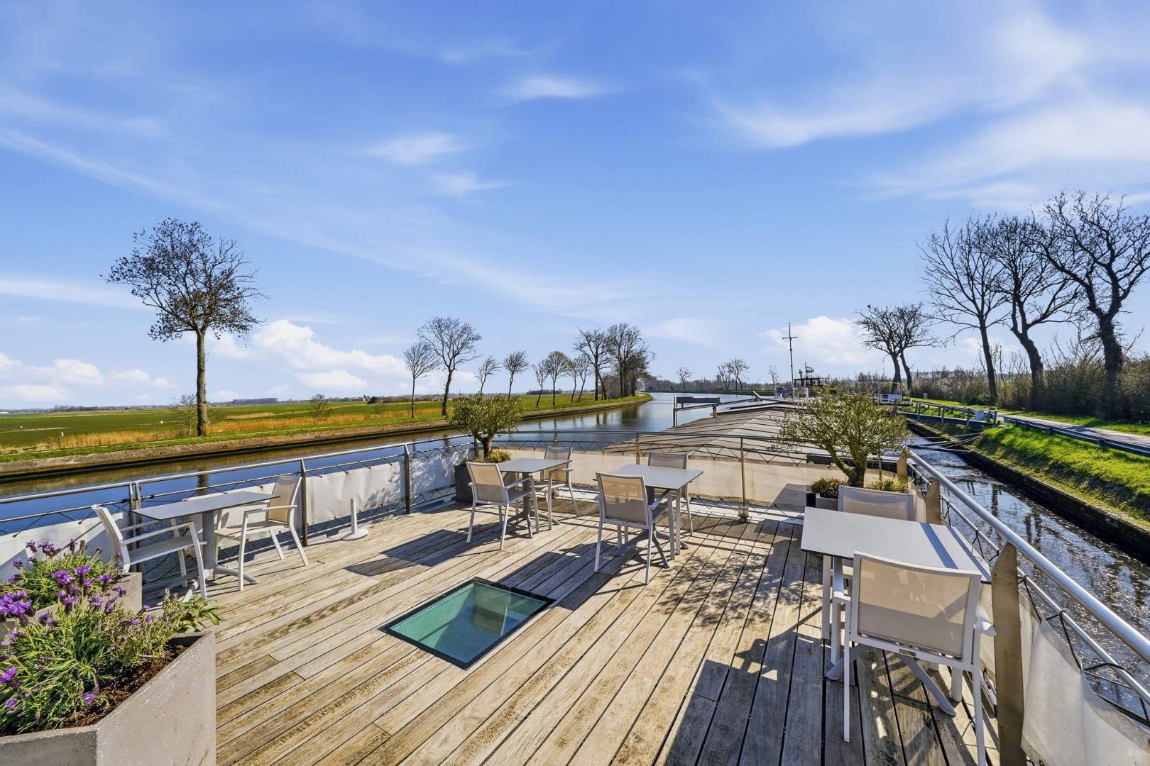 Unieke woonboot met B&amp;B en vergunde ligplaats in Plassendale 