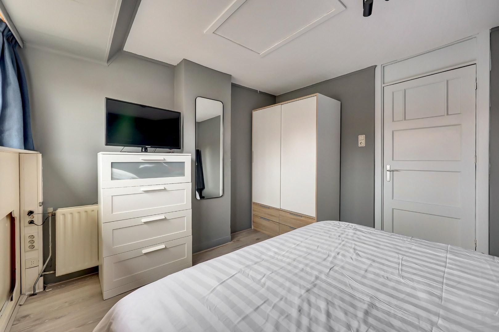 Sfeervol en karakteristiek jaren '30 bovenwoning met prachtige glas-in-lood details, 2 goede slaapkamers, ruime keuken en badkamer en gelegen op eigen grond! 