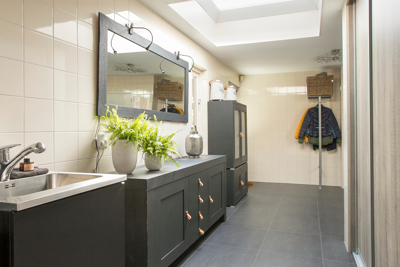 Deze moderne en royale vrijstaande woning staat op een rustige woonlocatie op een mooi hoekperceel. 