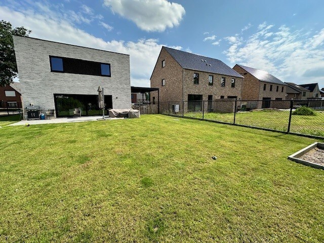 Comfortabele, hoog afgewerkte en energiezuinige nieuwbouwwoning gelegen in een rustige omgeving in Neeroeteren. 