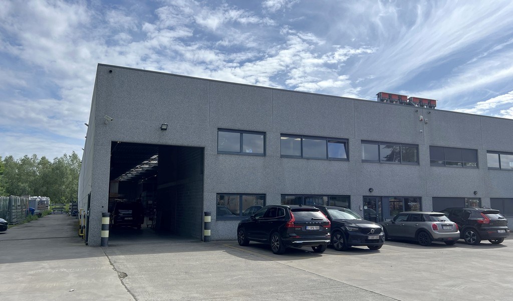 Magazijn met kantoren te huur aan N9 te Melle