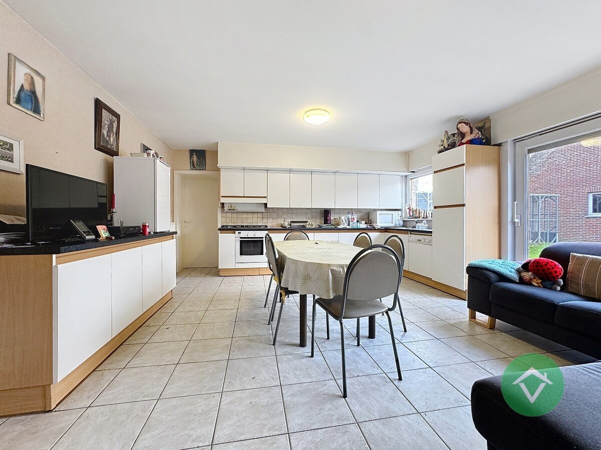 Alleenstaande woning met naastliggend stuk bouwgrond en weide te Eernegem 