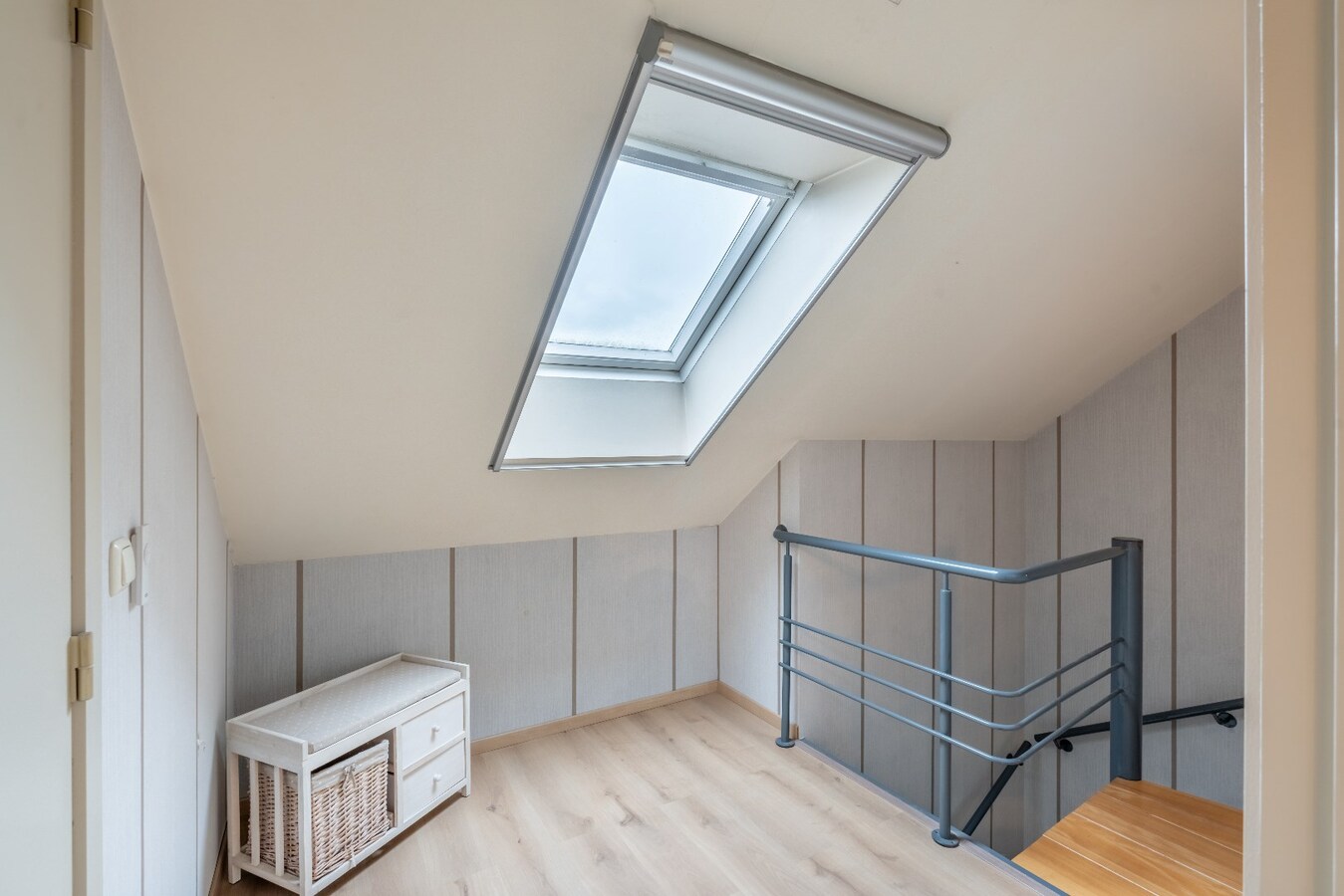 Ruim duplex appartement met 2 slaapkamers en garage. 