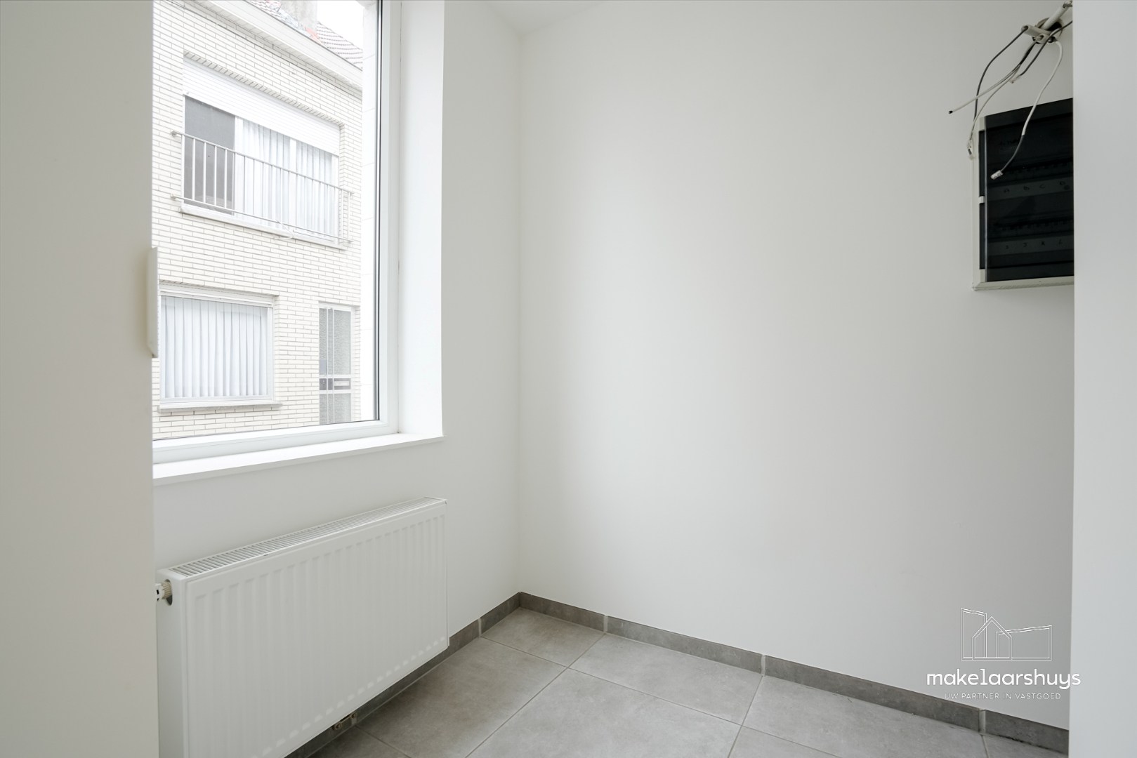 Instapklare gerenoveerde woning in rij met terras, tuin en garagebox 