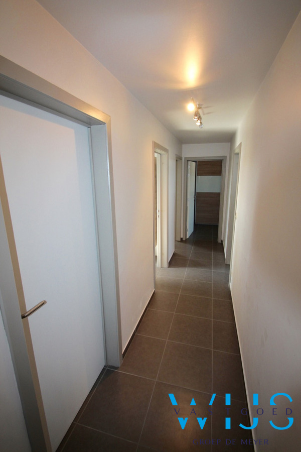 Zeer ruim instapklaar 4 slaapkamerappartement met garage en staanplaats te ERTVELDE 