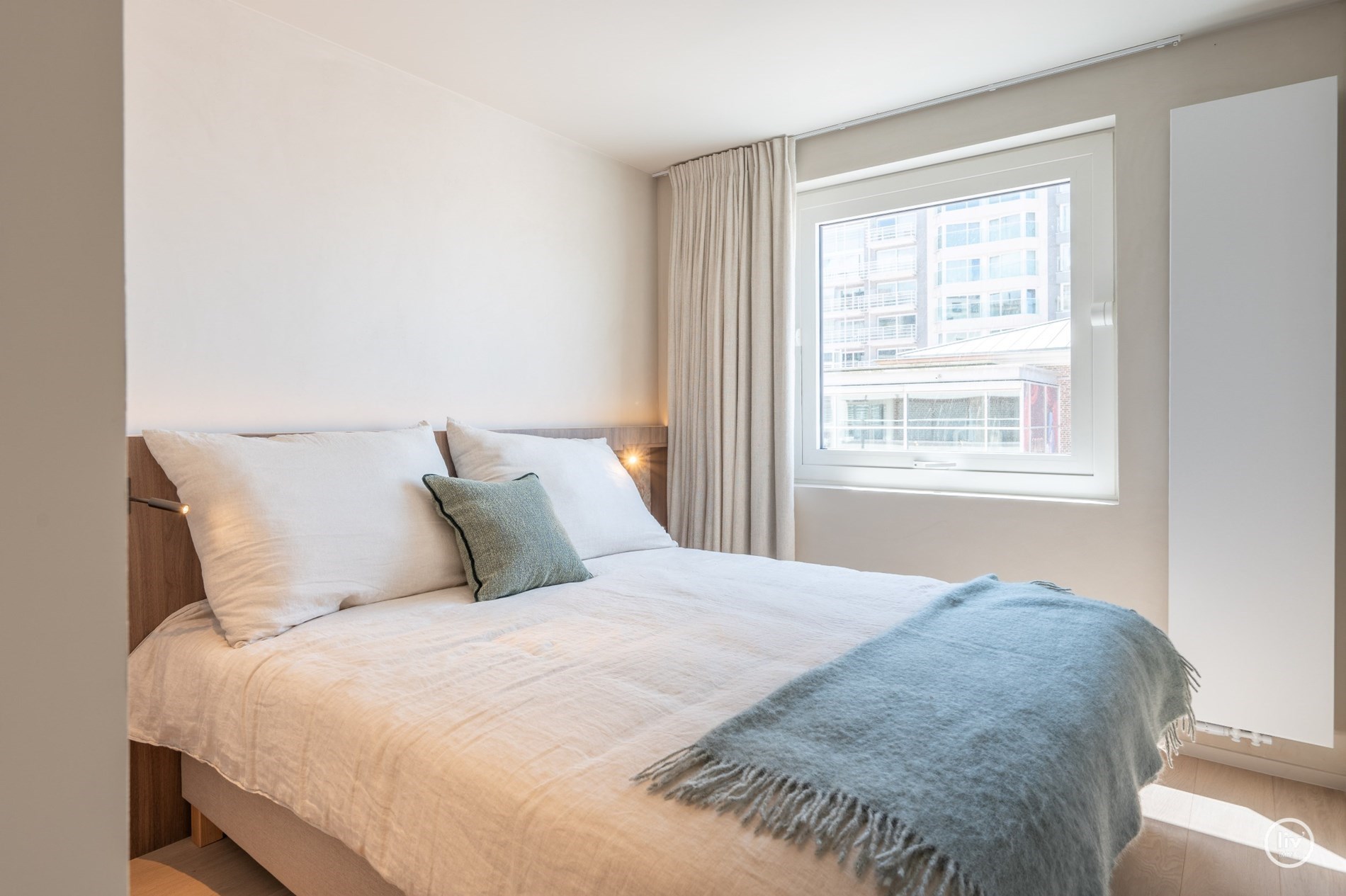 Magnifique appartement d'angle avec vue frontale sur la mer et terrasse orientée ouest situé sur la place de la Tour de Lumière à Knokke. 