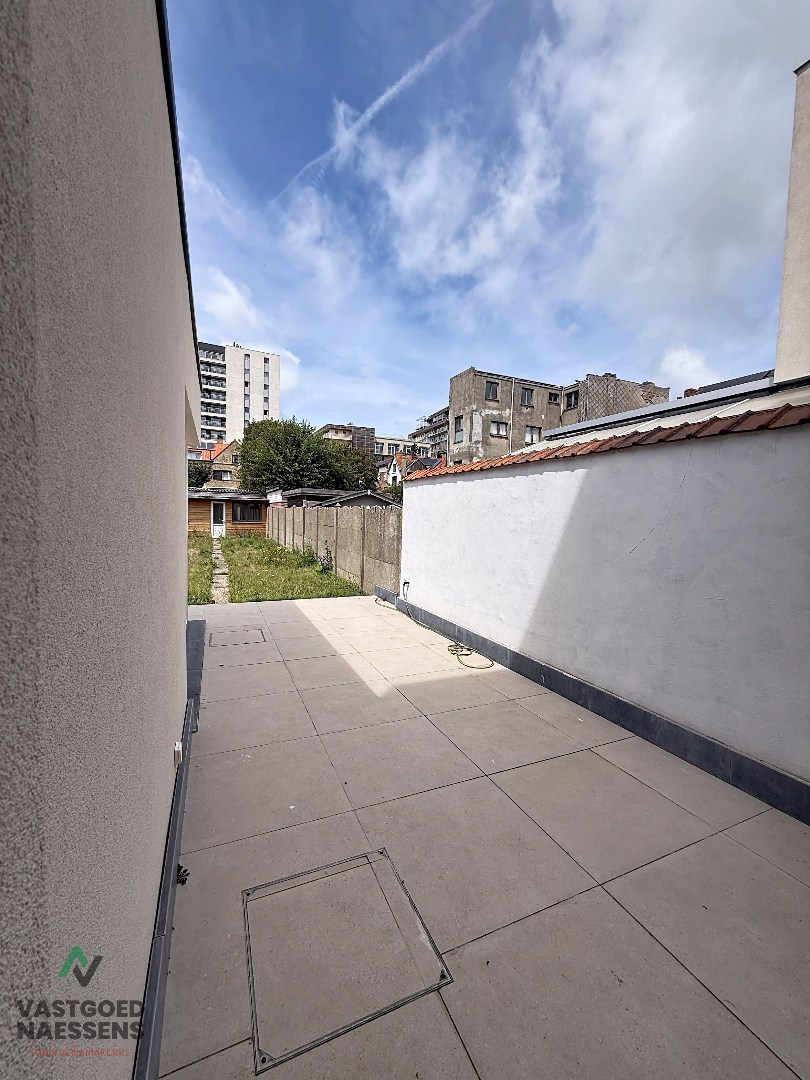 VOLLEDIG GERENOVEERDE 5 SLPK WONING – 2 BADKAMERS – ZONNIGE ZW-TUIN 