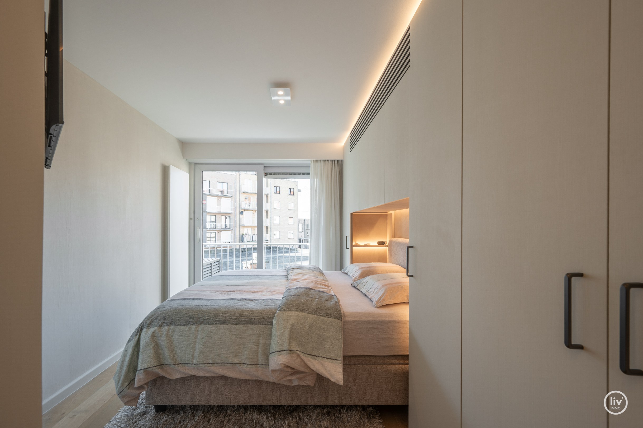 Zonnig en stijlvol vernieuwd appartement met twee slaapkamers op topligging op wandelafstand van de Lippenslaan. 