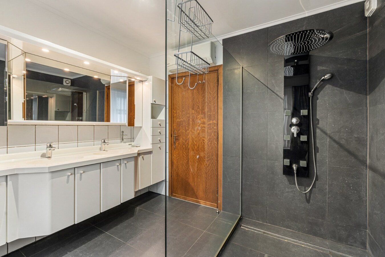 Halfvrijstaande woning op een perceel van 7a31ca, met aparte bureelruimte en inpandige garage! 