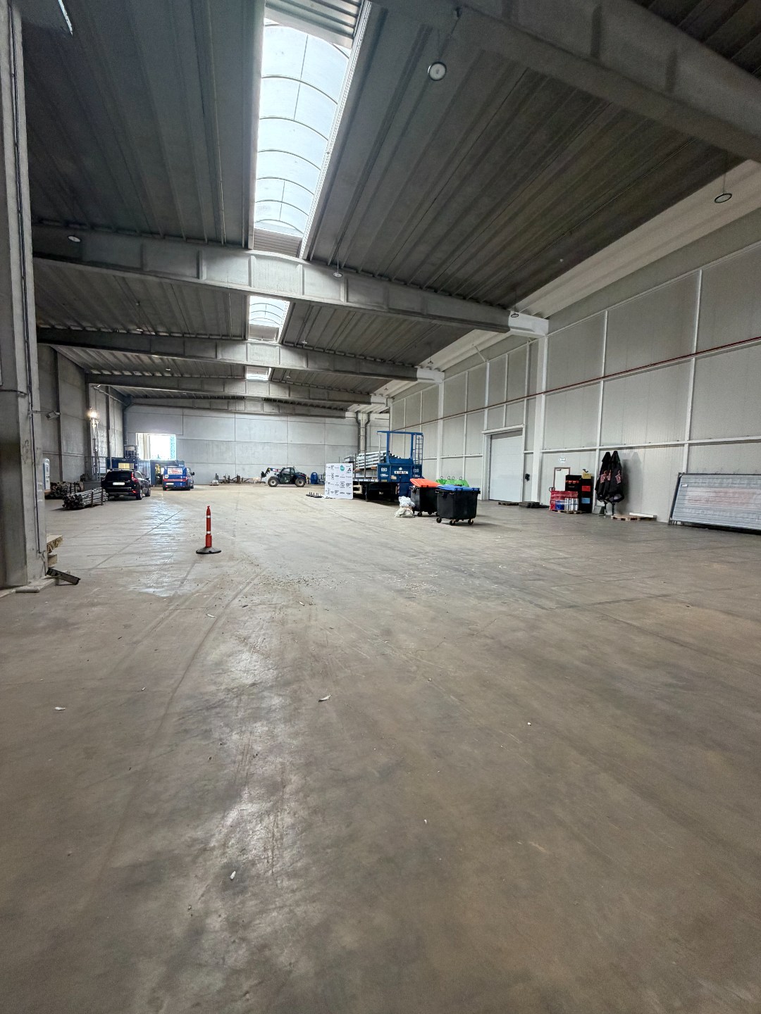 Magazijn met laadkade en nieuwbouw kantoren in haven Antwerpen