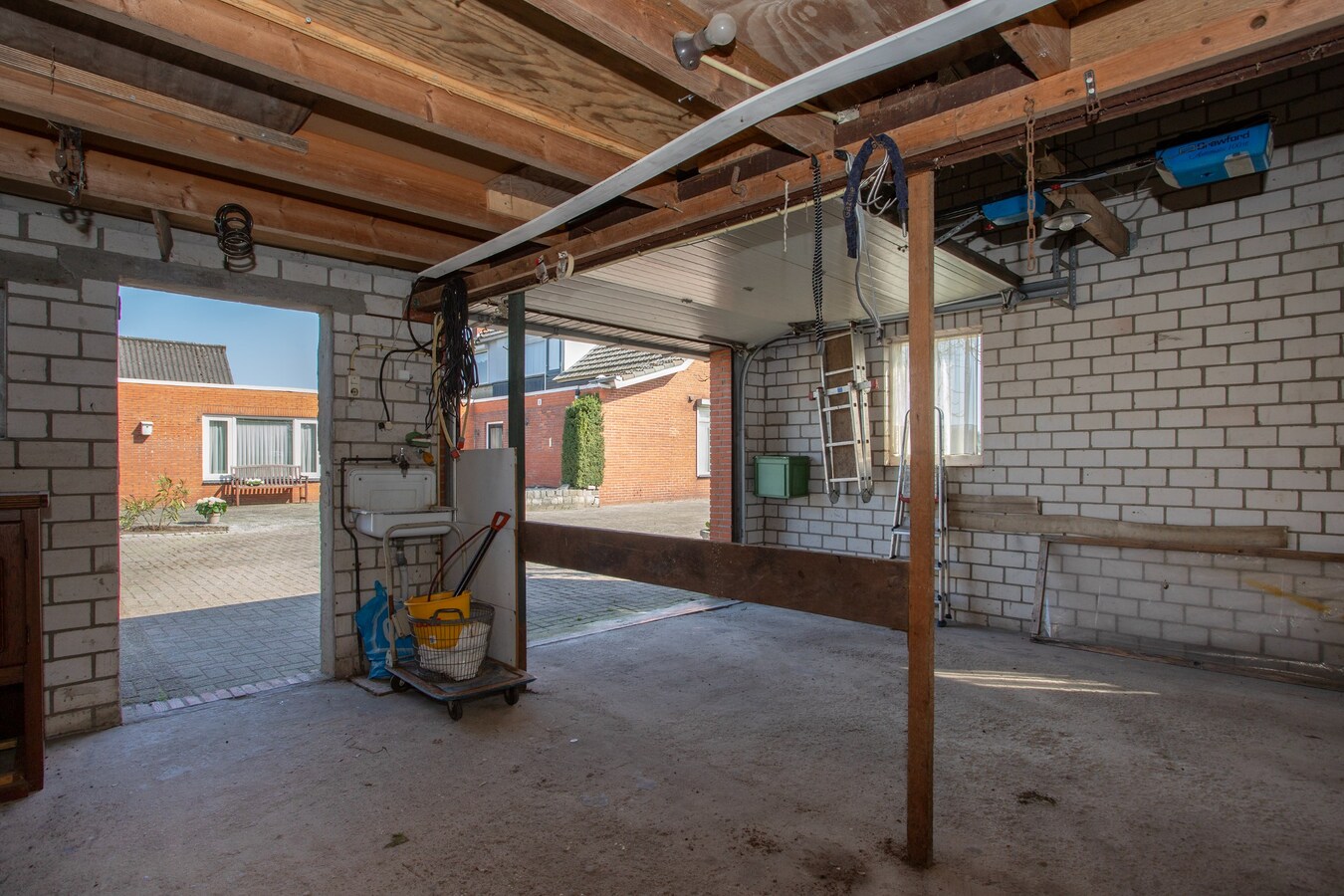 Royale halfvrijstaande woning met uitzicht over de landerijen, op korte afstand van het centrum. 