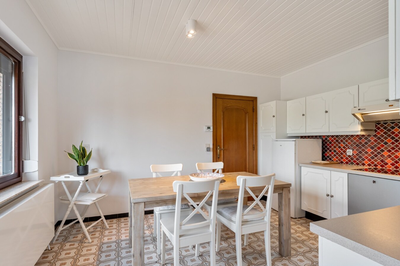 Zeer goed onderhouden gelijkvloerse gezinswoning op een riant perceel van 19a75ca op een rustige locatie te Schalkhoven, een deelgemeente van Hoeselt. 