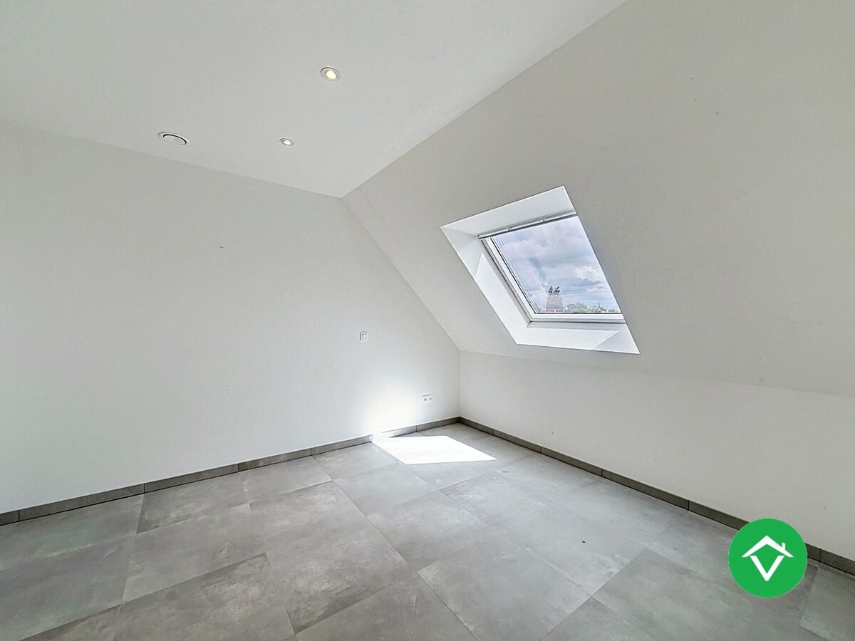 Centraal gelegen nieuwbouwwoning met 3 slaapkamers, tuin en overdekte autostaanplaats 