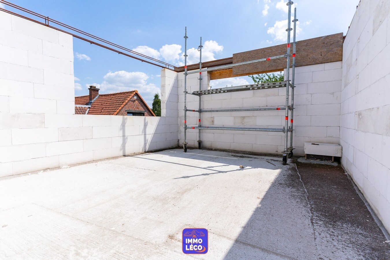 Nouvelle construction à parachever avec atelier, érigée sur 838m² ! SUPER POTENTIEL ! 