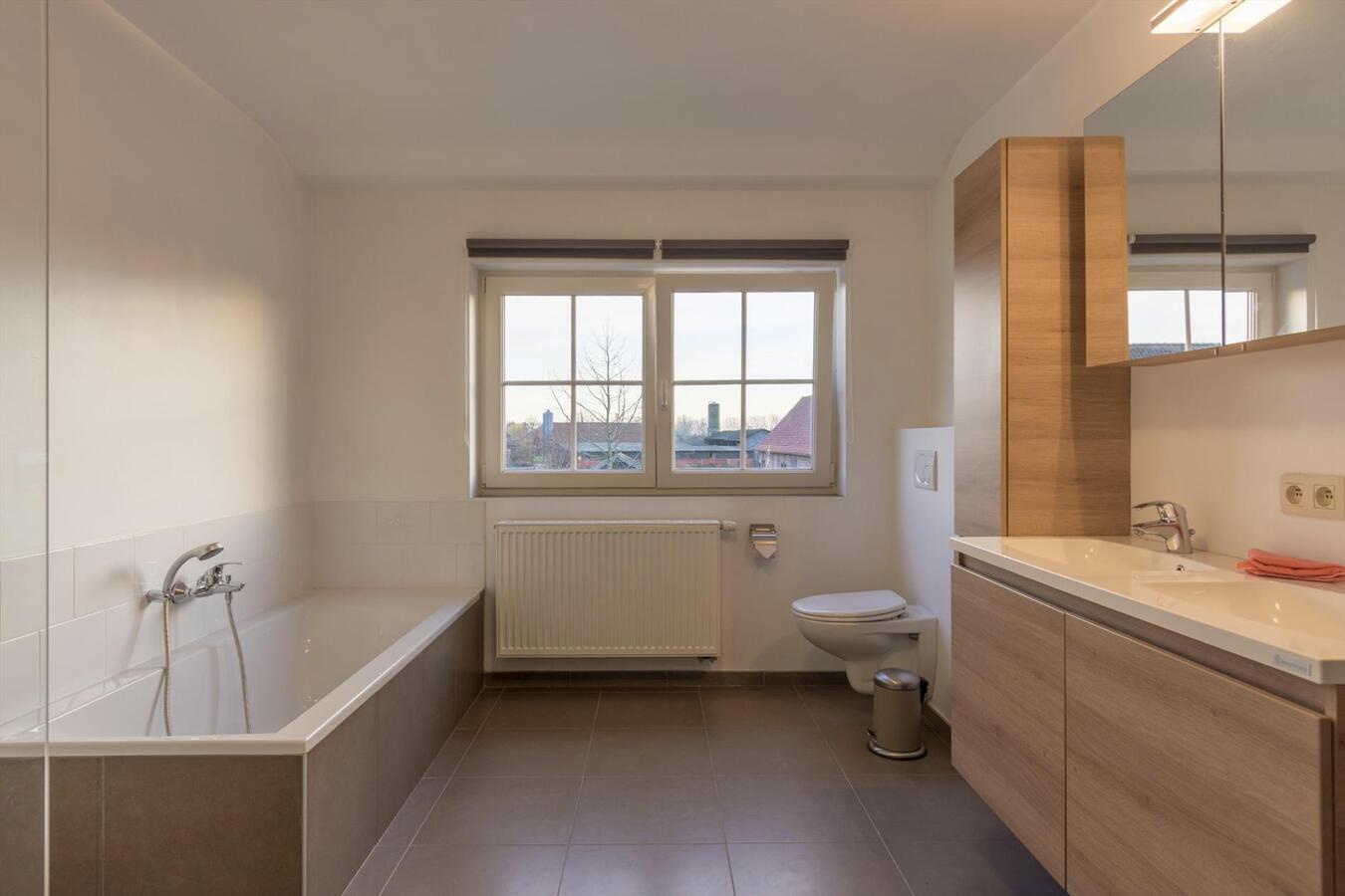 Goed gelegen recente pastoriewoning 