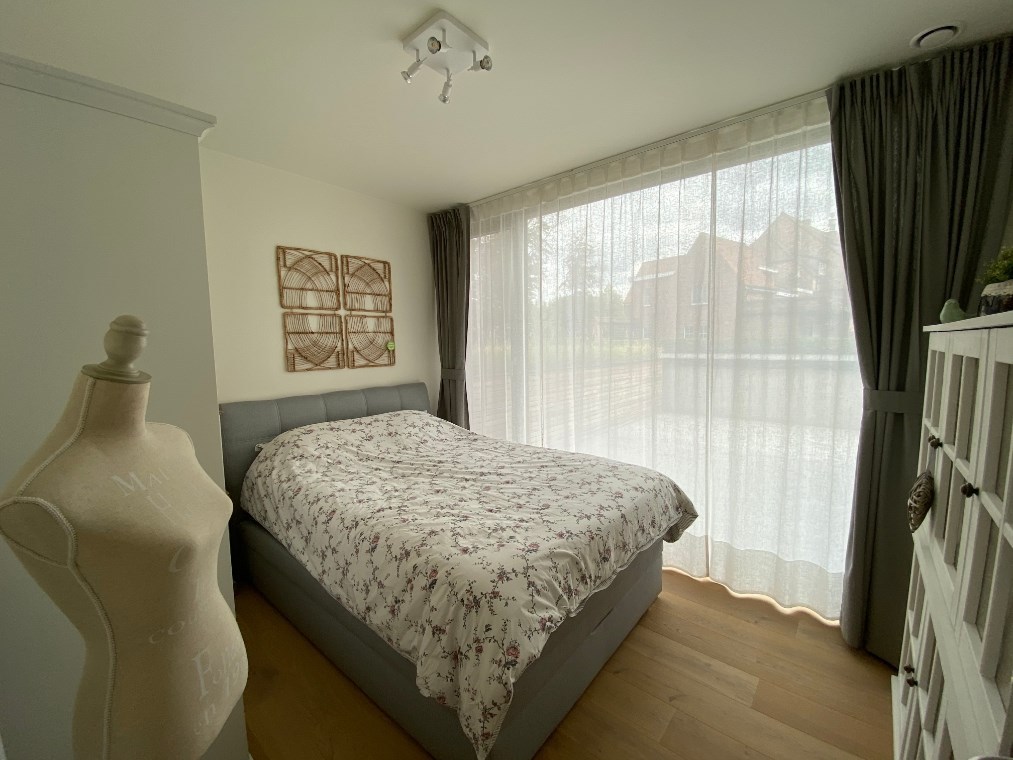 Prachtig zonnig en energievriendelijk appartement op het gelijkvloers met dubbele garage. 