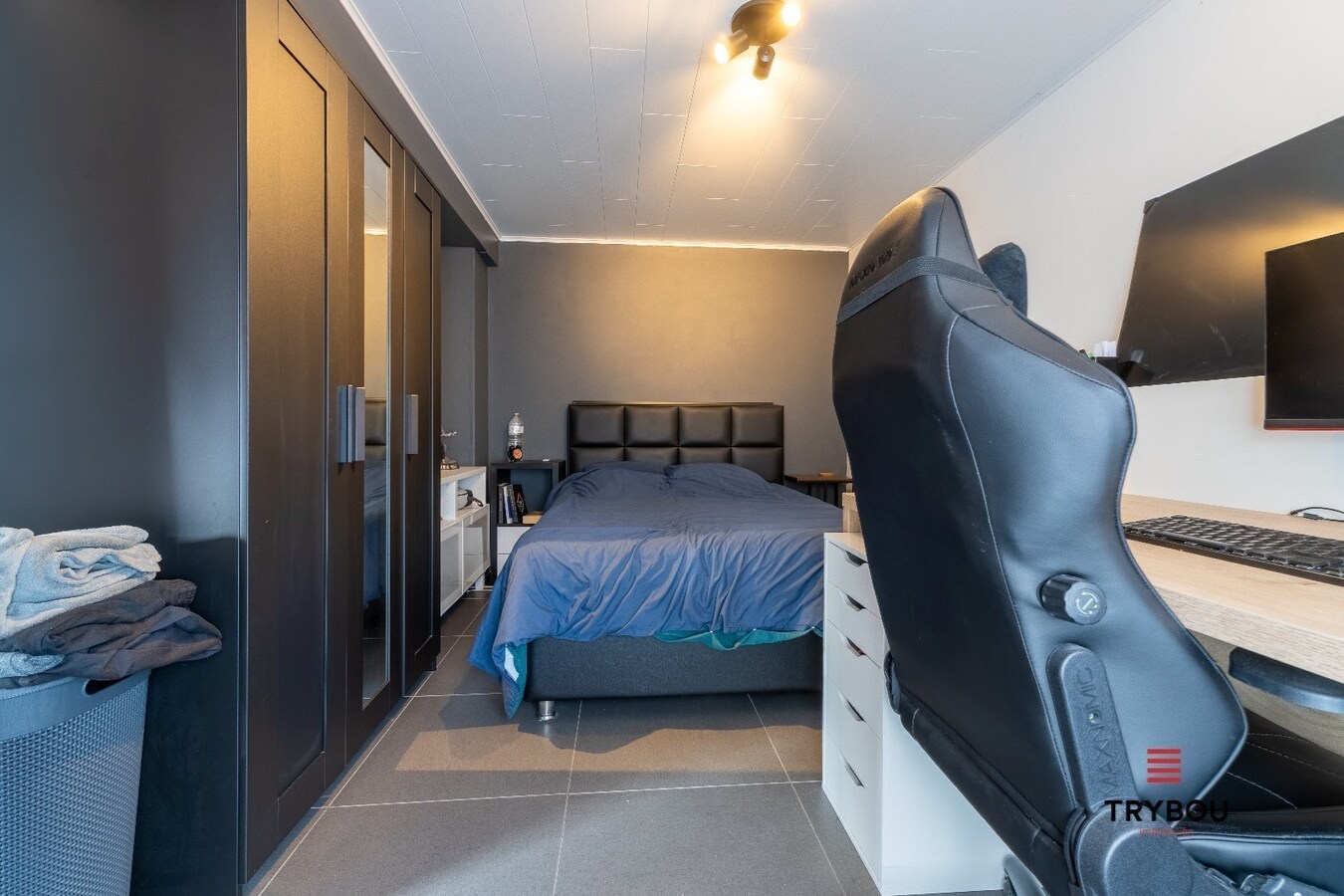 Uitzonderlijk ruime industriële duplex met ruim terras in centrum Roeselare 