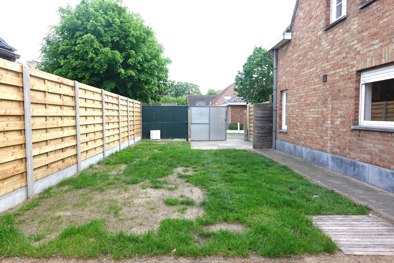 Te huur: ruime woning met 5 slaapkamers, tuin en garage 