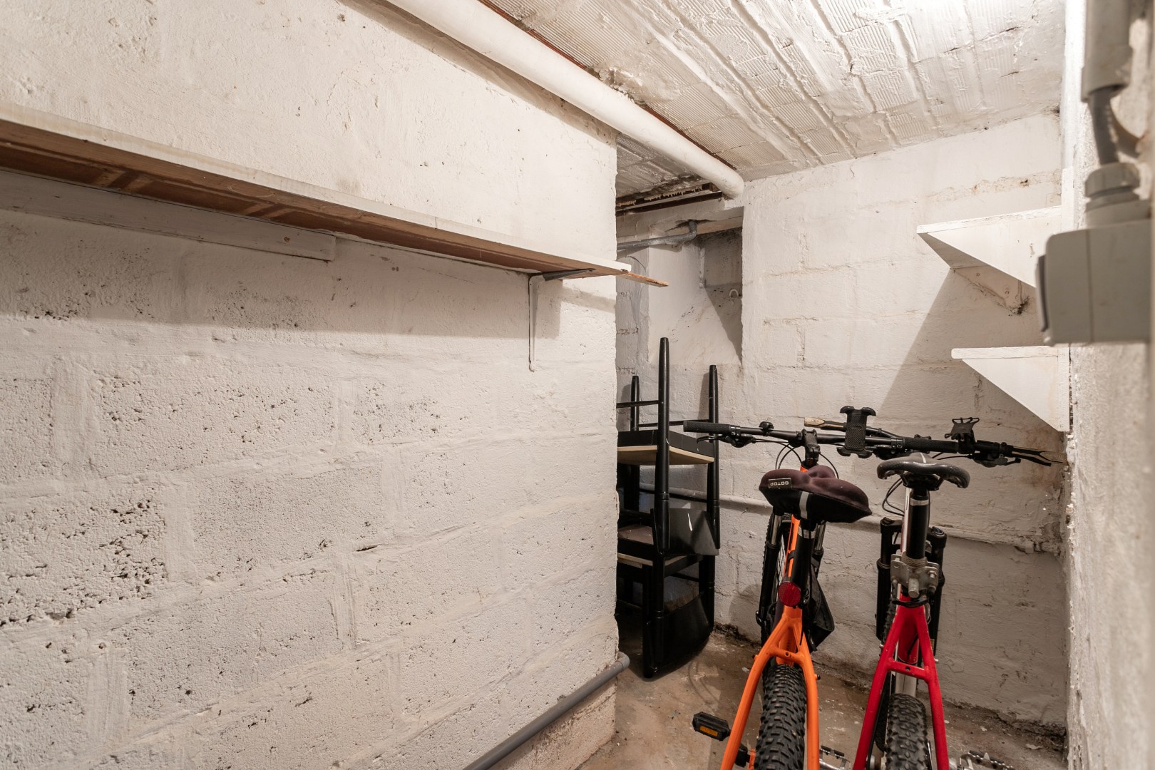 Solide woning met 3 slpks, tuin en garage te Buizingen 