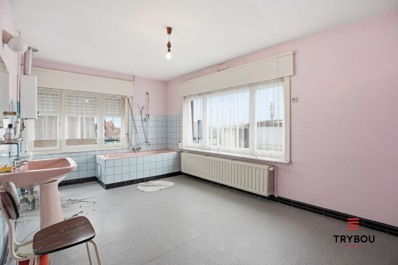 Woning met ruimte en veel mogelijkheden te koop in Zarren! 