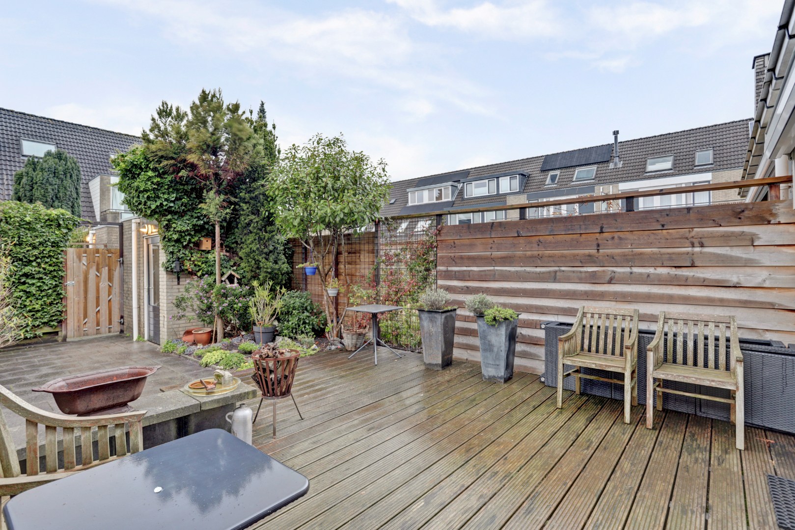 Ruime 5-kamer tussenwoning met inbouw keuken, moderne badkamer, 4 slaapkamers, ruime tuin gelegen op het zuidwesten. 