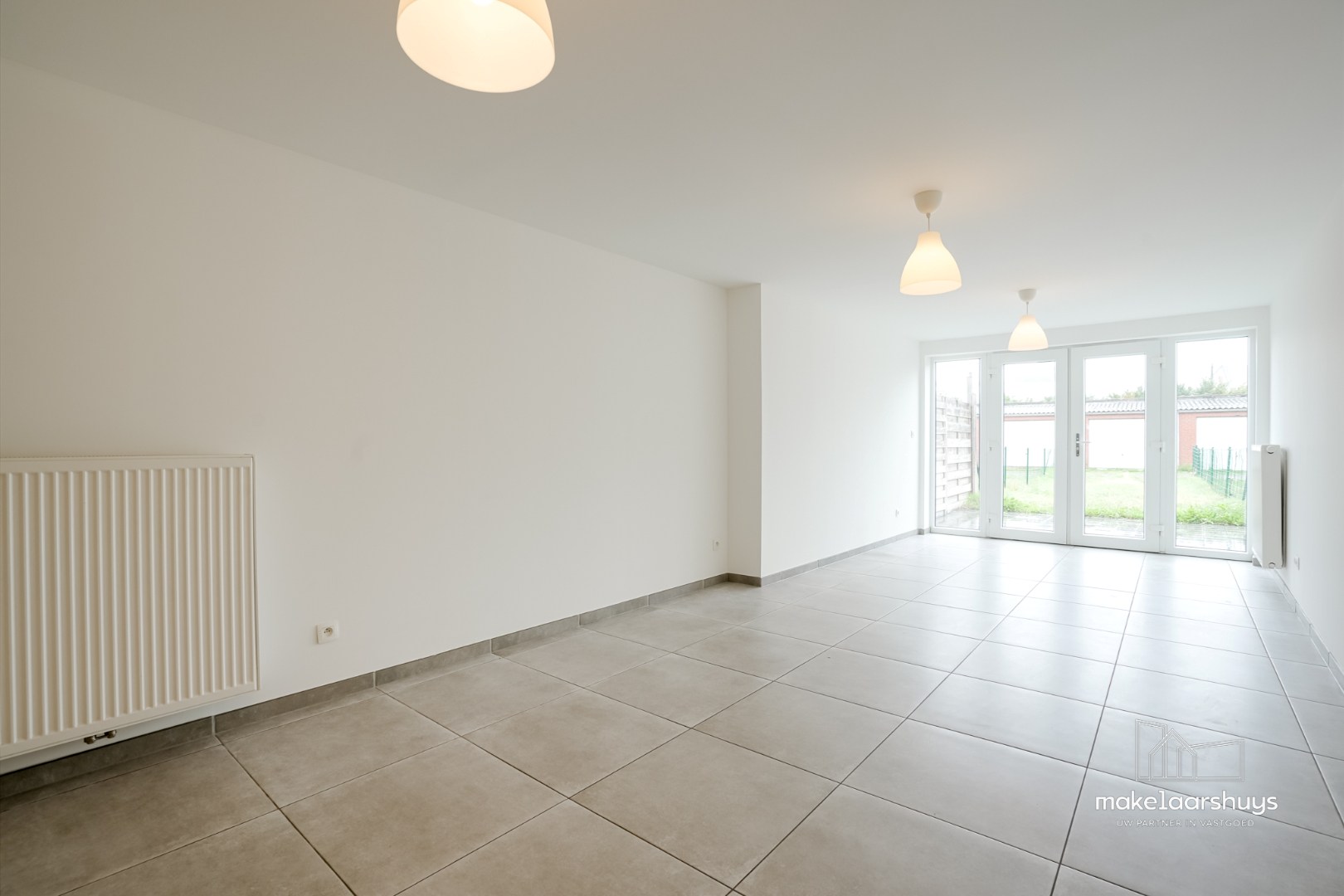 Instapklare gerenoveerde woning in rij met terras, tuin en garagebox 