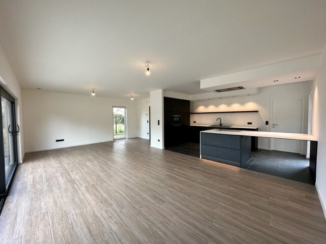 Comfortabele, hoog afgewerkte en energiezuinige nieuwbouwwoning gelegen in een rustige omgeving in Neeroeteren. 
