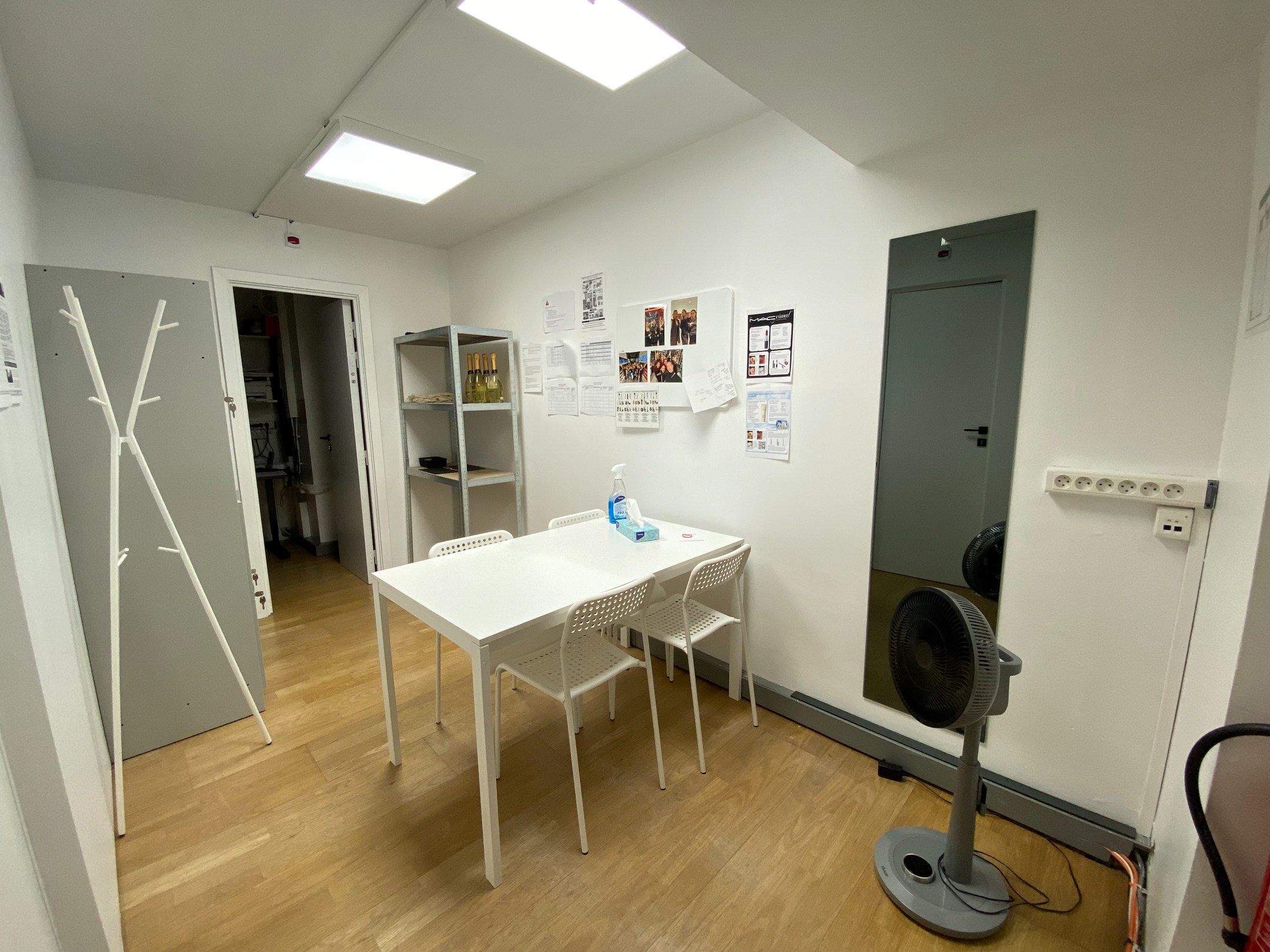 Local commercial à louer - disponible à partir du 1er mars 2026. 